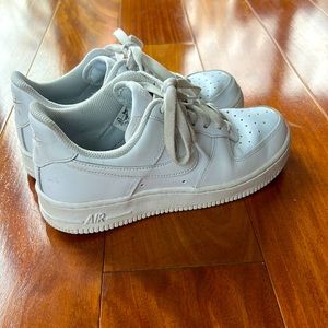 Women’s White size 6.5 Nike Air Force Ones! 👟